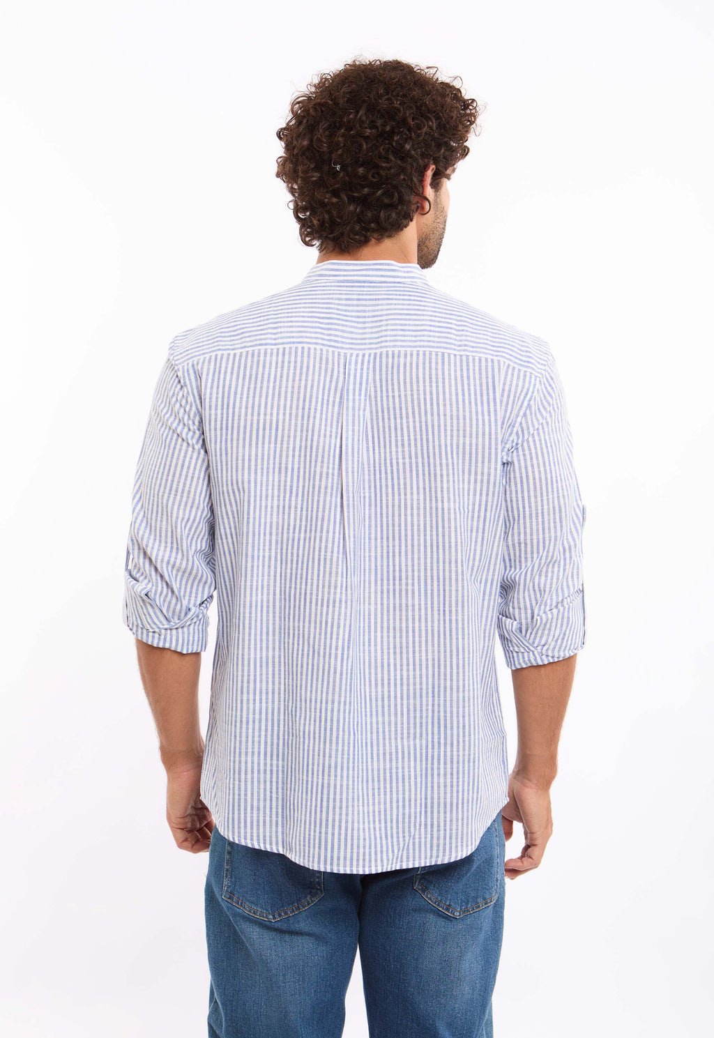 قميص مخطط بأكمام طويلة قابلة للطي