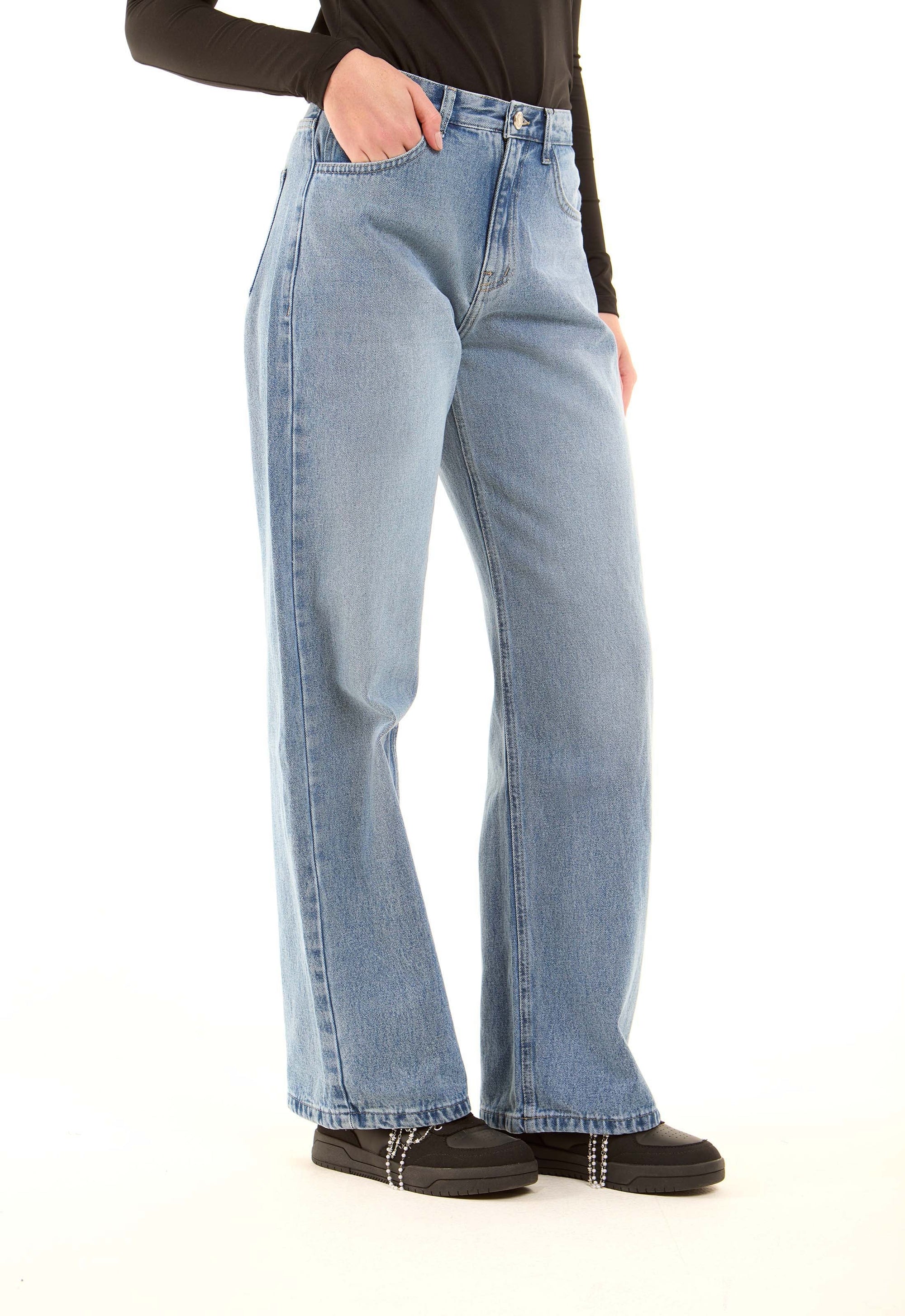 Wide-Leg Stretch Denim Pants