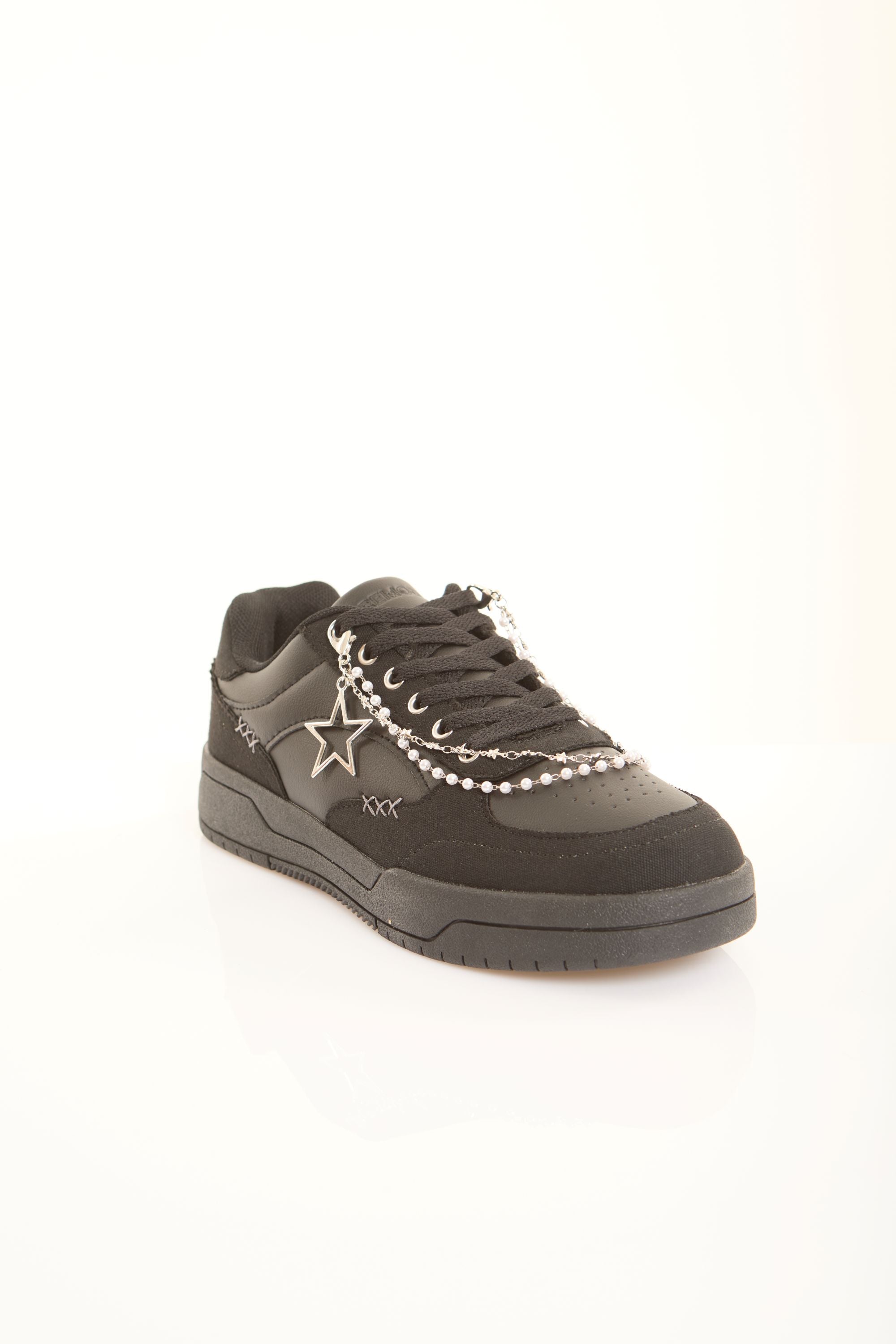 Star Sneakers with Decorative Pearls Chain