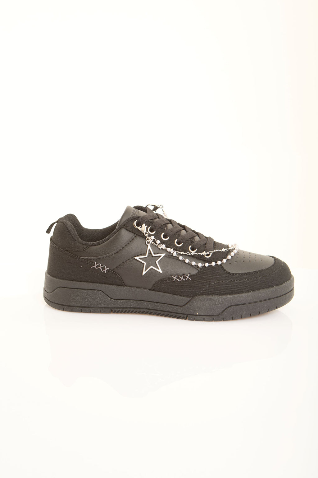 Star Sneakers with Decorative Pearls Chain