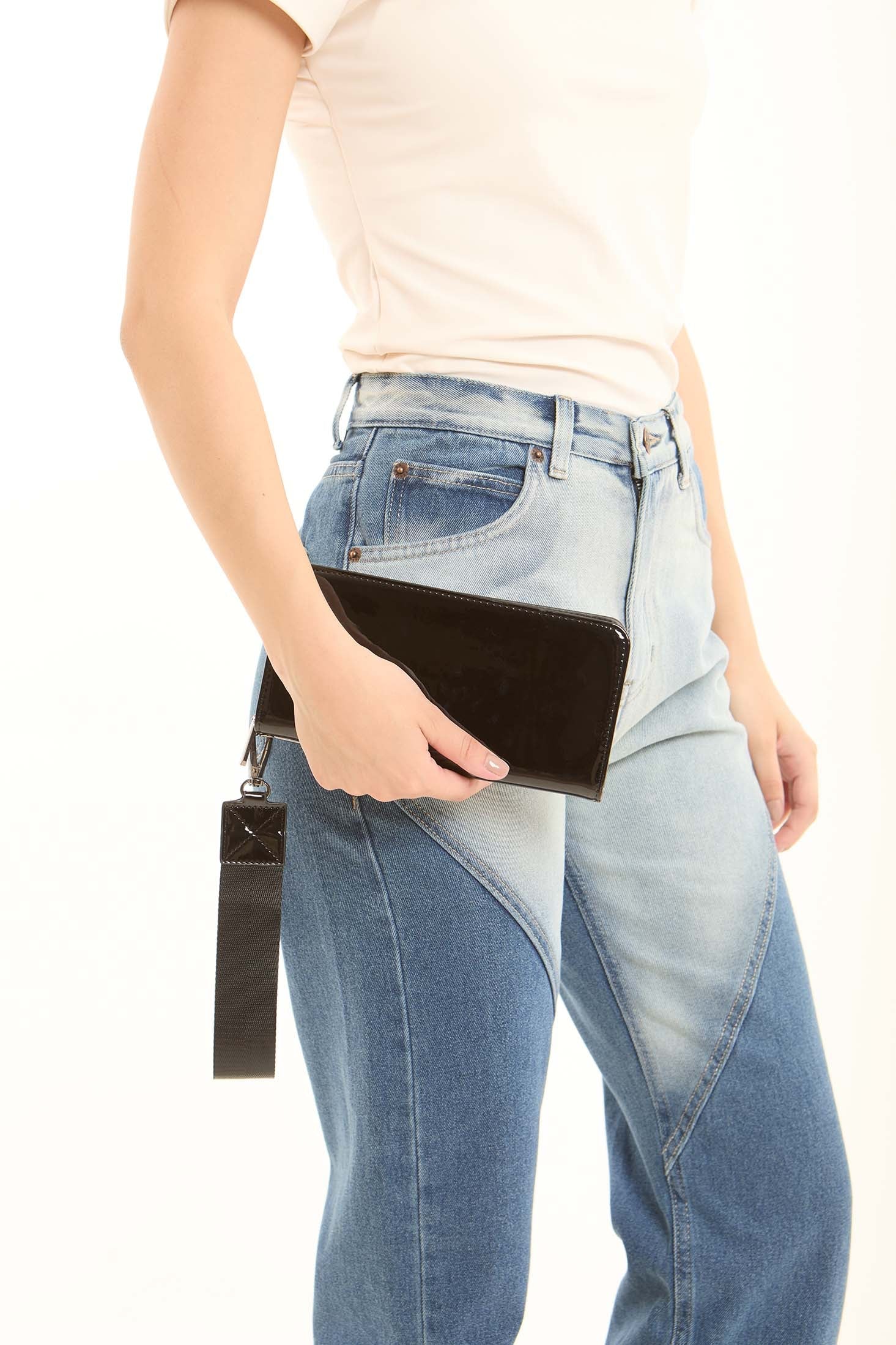 Daily Leather Wristlet Zip Wallet