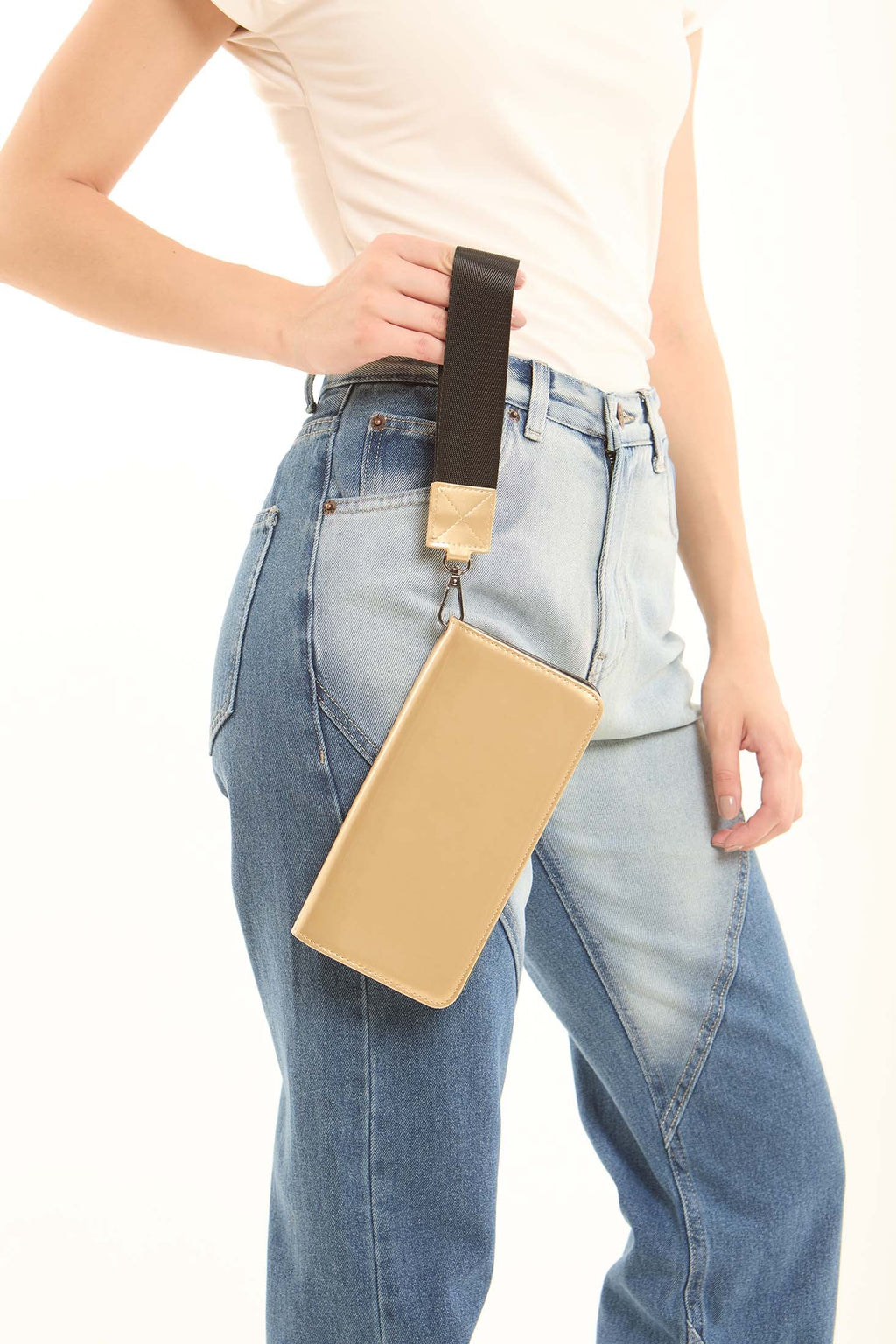 Daily Leather Wristlet Zip Wallet